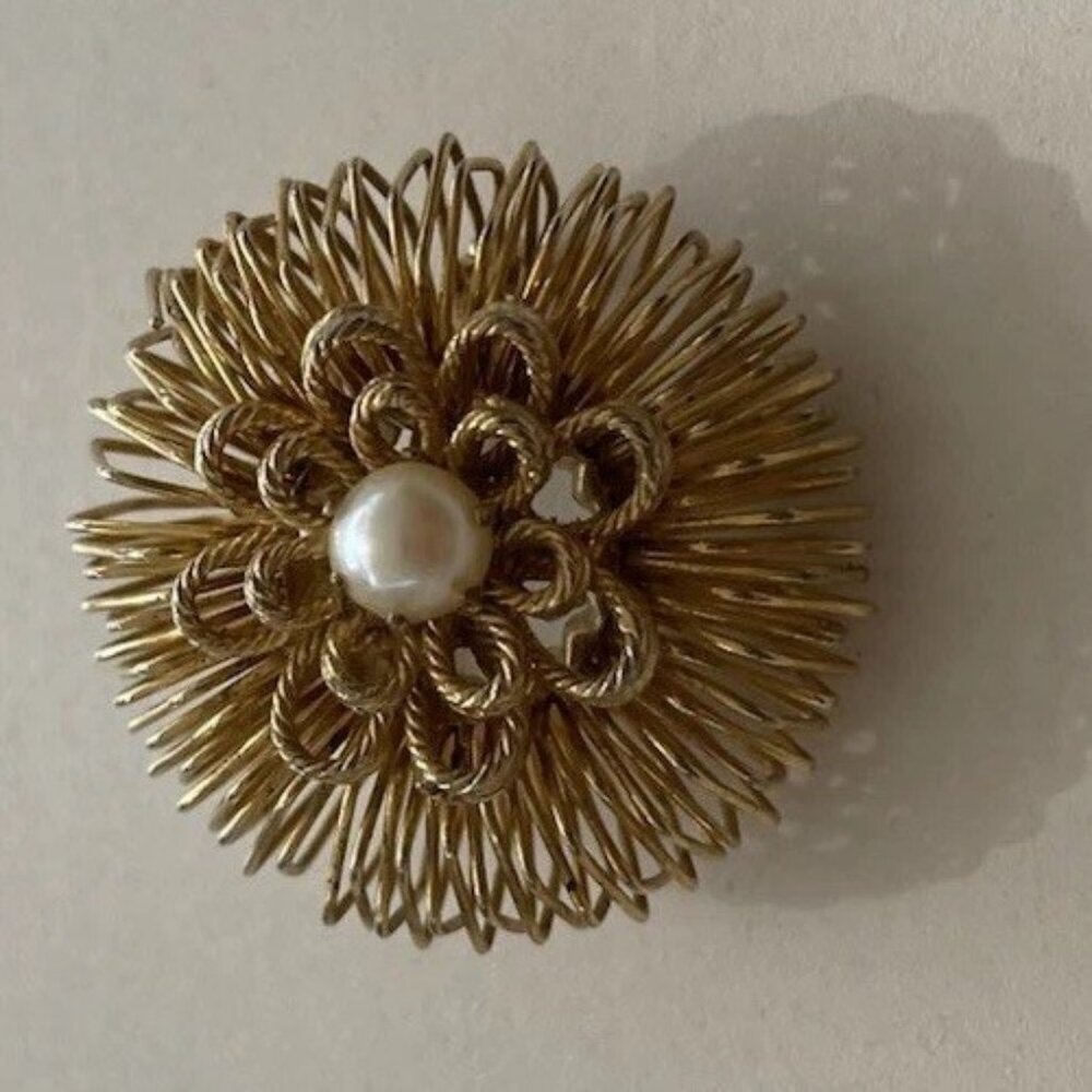 Vintage Gold Tone Flower Pearl Brooch Pin Round sprin Elegant Statement Sz 1”
